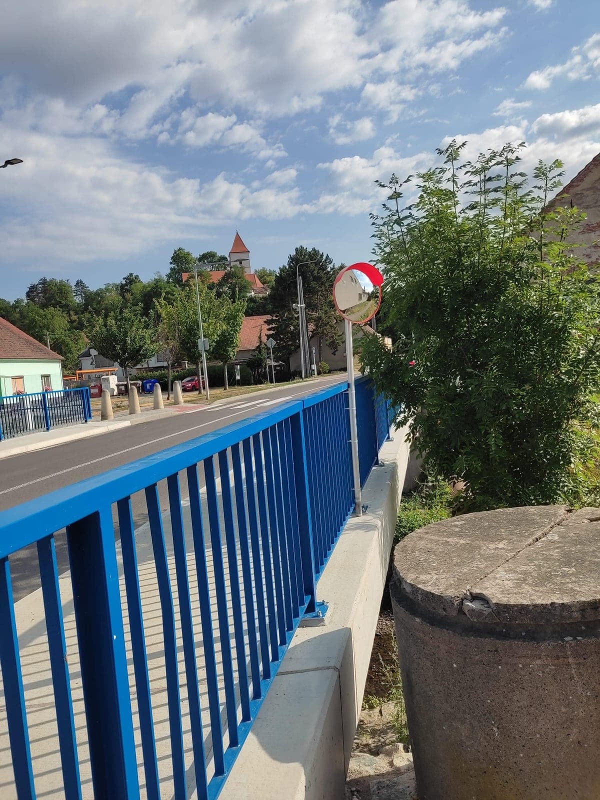 Bezpečnostní zrcadlo na cyklostezce u mostu