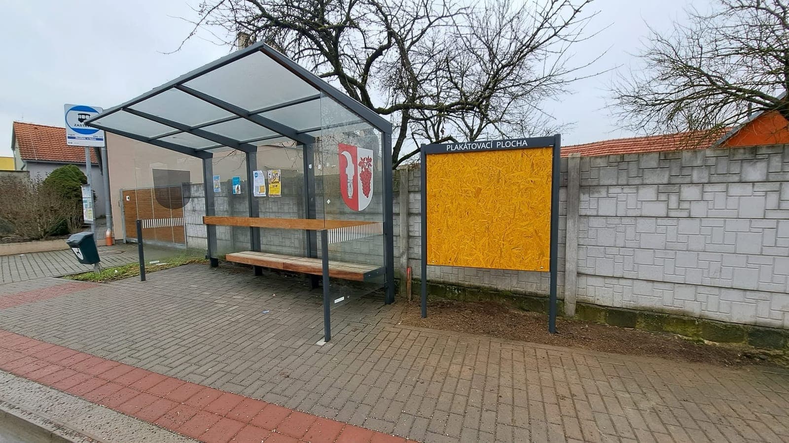 Nová plakátovací plocha na autobusové zastávce