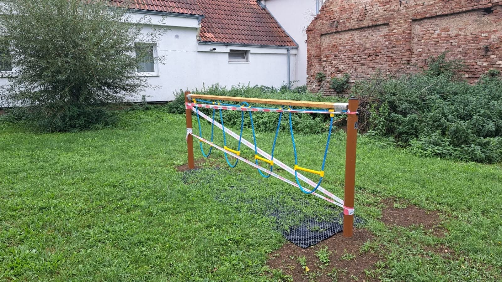 Farní hřiště po doplnění herních prvků