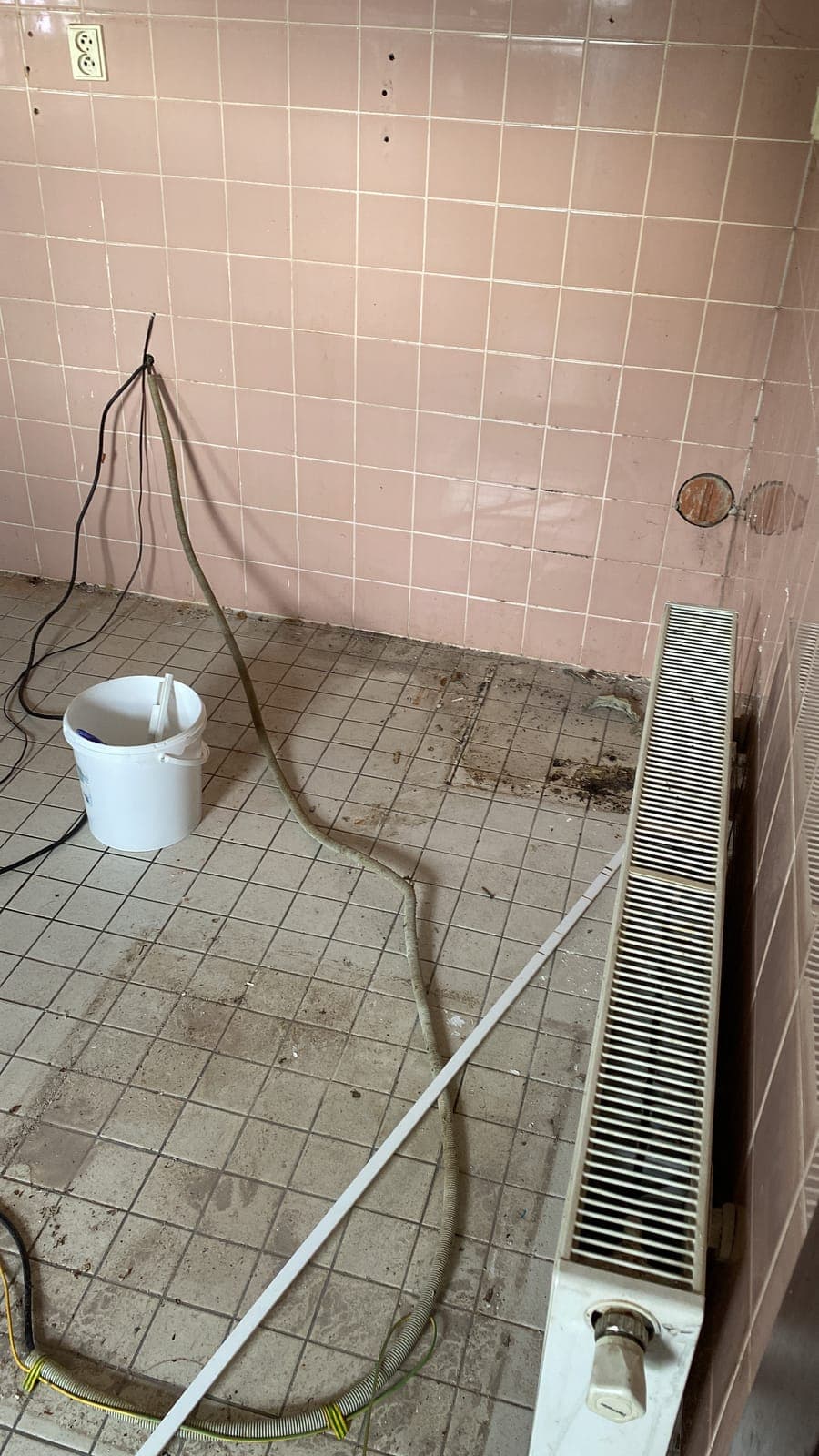 Kuchyňské zázemí před úpravou, rozvody
