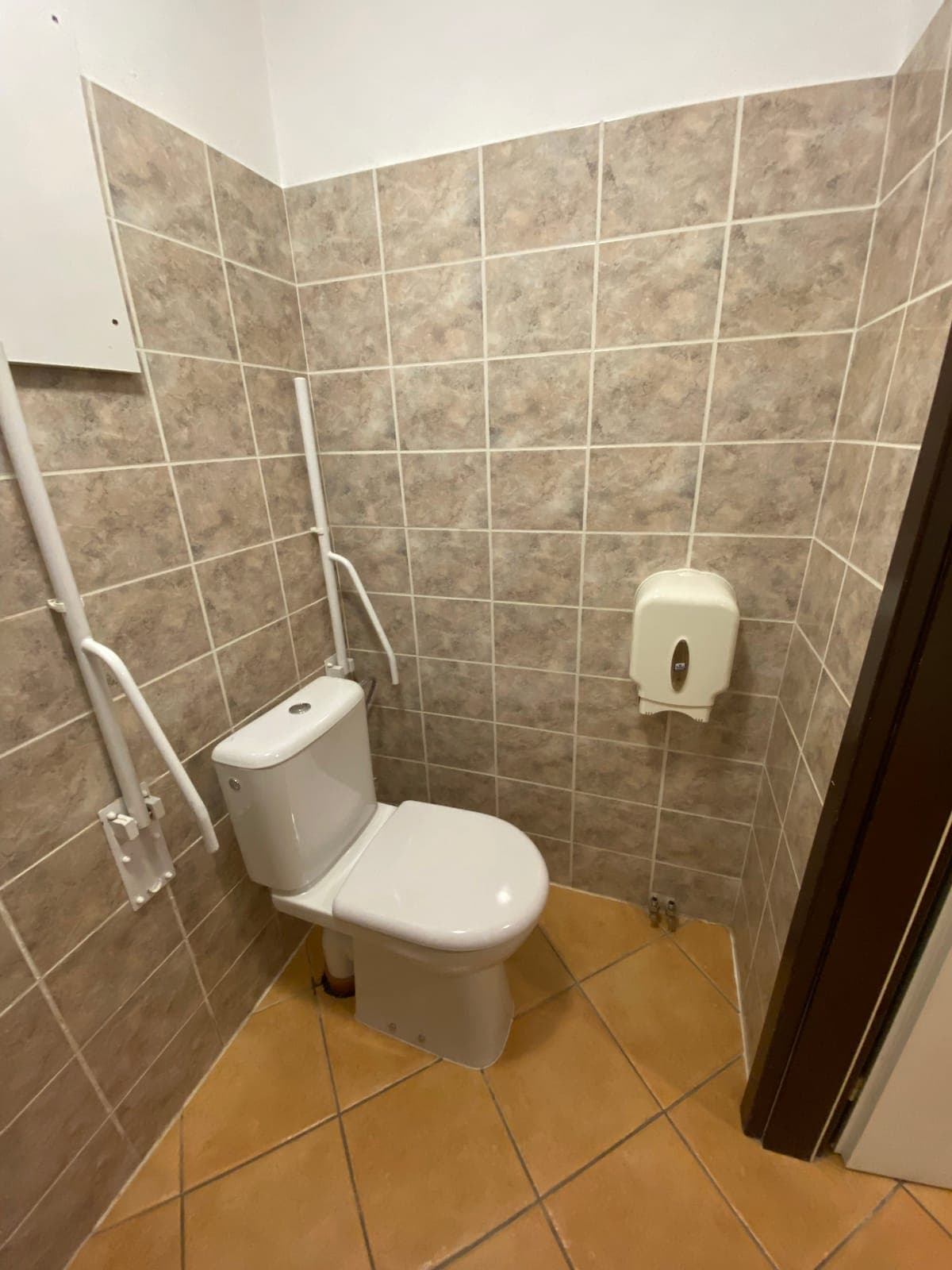 Záchody v předsálí po dokončení