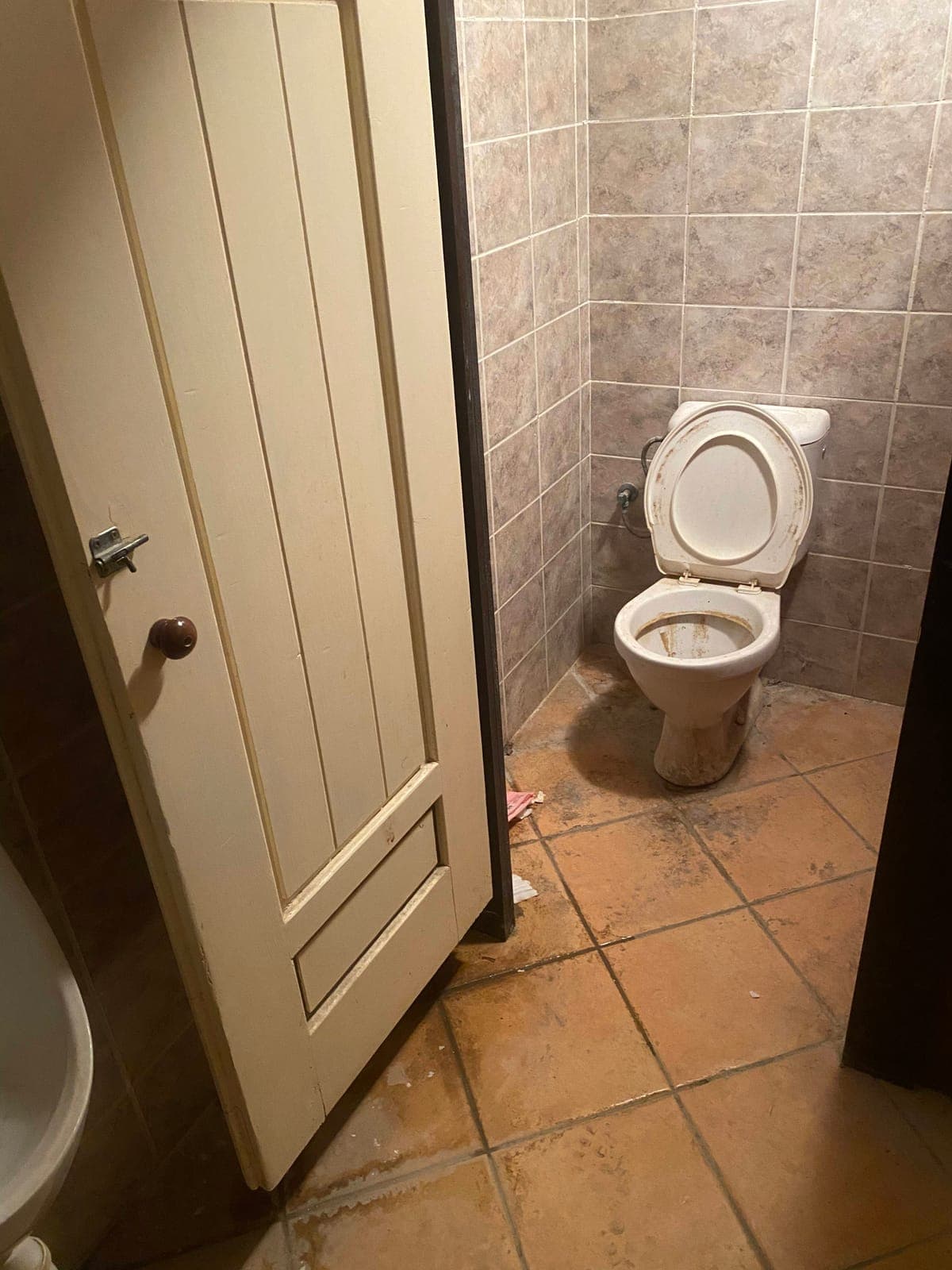 Kabinka záchodů před opravou