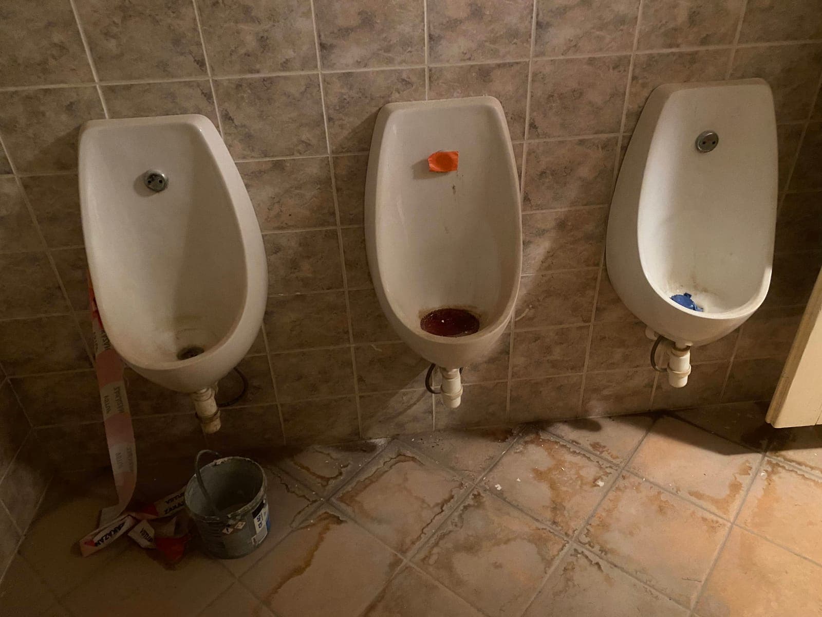 Pisoáry před opravou